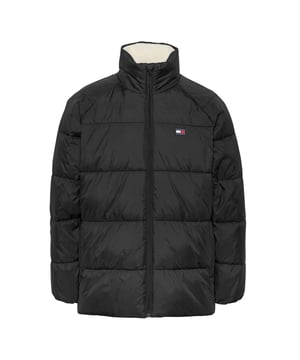Chaqueta para hombre de la marca Tommy Jeans en color negro. La chaqueta está hecha de poliéster reciclado y tiene un corte regular. En el pecho lleva el icónico logo de Tommy.  Marca: Tommy JeansNombre del modelo: Vail Puffer JacketCategoría: chaqueta de hombreMateriales: poliéster recicladoColor: negro