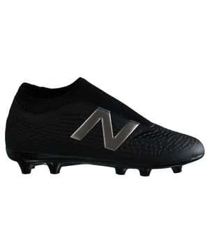 Onze Tekela V3+ Magique JNR FG voetbalschoenen zijn gedreven door technologie, waardoor spelers een versterkt gevoel krijgen tussen hun voet en de bal. Een duurzaam synthetisch bovenwerk met lage uitsnijding biedt ongelooflijke stabiliteit en lockdown en de conische noppenconfiguratie voor een stevige ondergrond zorgt voor rotatietractie op velden met een stevige ondergrond. Met de gedurfde merkopdrukken onderscheidt je jeugdspeler zich van de rest.

Kenmerken
Laaggesneden, duurzaam synthetisch bovenwerk
Alternatieve sluiting voor een veilige pasvorm
Duurzame TPU buitenzool
Stevige conische noppencombinatie voor rotatietractie op stevige ondergrond
Synthetisch bovenwerk met vernieuwde kraag voor stabiliteit en een vergrendelde pasvorm
Ontworpen voor wendbaarheid
Oversized N op laterale zijde, New Balance woordmerk logo op mediale zijde