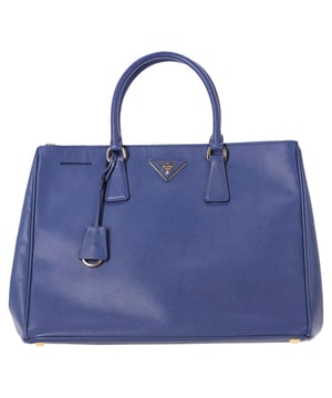 VINTAGE, UVP WIE NEU  
Erheben Sie Ihren Stil mit der Prada Large Galleria Handtasche aus auffälligem blauen Saffiano-Leder. Diese Handtasche strahlt anspruchsvolle Coolness aus mit ihrem tiefen, satten Blauton und bietet eine frische Alternative zu traditionellen Neutralen. Hergestellt aus luxuriösem Saffiano-Leder, vereint sie ein schlankes, strukturiertes Design mit der Haltbarkeit, die für den täglichen Gebrauch notwendig ist. Die elegante Hardware in Gold-Tönen und die akribische Handwerkskunst machen diese Handtasche zu einem auffälligen Stück, das nahtlos vom Büro zum Abend übergeht. Umarmen Sie eine Mischung aus klassischer Eleganz und modernem Flair mit diesem zeitlosen Accessoire.  
Prada Large Galleria Handtasche aus blauem Saffiano-Leder  
Zustand: Ausgezeichnet  
Abnutzungsspuren: Keine Einzelhandel-Tag, Keine sichtbaren Gebrauchsspuren.  
Verpackung: Staubbeutel  
Farbe: Blau | blau  
Material: Leder | Saffiano-Leder  
Größe: Einheitsgröße  
Abmessungen: Breite: 150; Höhe: 250; Länge: 360; Henkelhöhe: 300; Riemenlänge: 0  
SKU: 388518 / NAPPUFRBA378164W