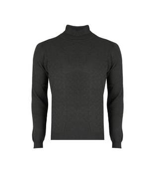 Este elegante suéter de corte simple es la elección perfecta para aquellos que valoran el minimalismo y los cortes clásicos, que nunca pasan de moda.

El suéter con cuello alto no solo es un elemento elegante del vestuario, sino también una opción práctica que proporciona calor y confort en los días más fríos, perfecto para estilos en capas.

Las mangas y el bajo del suéter terminan en sólidos puños, que no solo le añaden carácter, sino que también protegen del frío, asegurando un ajuste perfecto.

En la nuca se encuentra un sutil, pero reconocible emblema de la empresa, que demuestra la autenticidad y alta calidad del producto, siendo al mismo tiempo un discreto acento de la marca.

El suéter está hecho de tejido de alta calidad, que no solo garantiza durabilidad y prolongado confort al usarlo, sino también facilidad de mantenimiento, manteniendo su aspecto ideal por mucho tiempo.