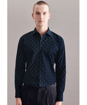Maskuline Ästhetik: Das Business Hemd von Seidensticker erweitert Ihre Garderobe um einen hochwertigen Look, der den Geist der Zeit trifft. Popeline wird mit hoher Dichte gewebt und ergibt daher ein extrem widerstandsfähiges Material. In Kombination mit 100% Baumwolle ist es bestens geeignet für pflegeleichte Business-Outfits. Im Taillenbereich extra schmal geschnitten, sorgt das Business Hemd in X-Slim für einen besonders figurbetonten Schnitt. Das attraktive Druck-Muster verleiht dazu die passenden modischen Nuancen. Dieses Hemd verkörpert zeitlose Eleganz mit modernem Schliff. Für Liebhaber von eleganten Looks ist dieses Langarm-Business Hemd eine sehr gute Wahl. Weitenverstellbare Manschetten ergänzen das klassische Gesamtbild. Dank dem Kentkragen wird der universelle Business-Charakter besonders unterstrichen.