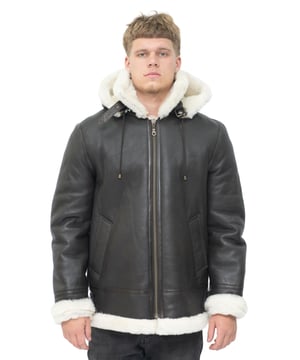 Una versión contemporánea de nuestra chaqueta de piel de oveja más popular: la B3, que inicialmente fue diseñada como una chaqueta para bombarderos de aviones que necesitaban mantenerse funcionales a grandes altitudes. El resultado es una chaqueta de piel de oveja de doble cara que no tiene parangón en su capacidad de brindar calidez y comodidad debido al grueso forro interior de piel de oveja. Esta pieza es fiel a todas estas cualidades y agrega una característica moderna en forma de una capucha ajustable con cordón que también es ideal para cuando necesitas protección adicional contra el frío. Esta chaqueta se presenta en tres de nuestras combinaciones de colores premium y para cada una, el forro de piel de oveja está expuesto en la cintura y los puños para una estética más atrevida y elegante. • Fabricada con piel de oveja de doble cara de alta calidad • El forro de piel de oveja grueso es la mejor opción para brindar calidez y comodidad • Cuenta con dos bolsillos en ángulo, ajuste de correa en la cintura y capucha ajustable • Equipada con una cremallera YKK de metal gruesa de longitud completa