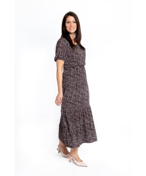 Este vestido de verano con estampado marrón tiene una cómoda cintura elástica y un divertido volante. Puedes combinarlo tanto con tus tacones favoritos como con unas deportivas para un look más casual. Su paleta de colores suave pero fuerte hace que este vestido sea súper versátil.

95% Viscosa, 5% Elastano