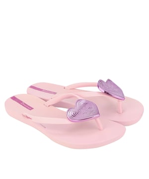 Ipanema Maxi Heart Beach Shoe voor meisjes in lila.- Synthetisch bovenmateriaal.- Slip-on sluiting.- Niet te missen oversized hartversiering met een metallic stip.- Merkopdruk in reliëf.- Synthetische voering en zool.- Ref: 8259820492