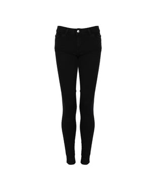 Diese Jeanshosen sind die perfekte Wahl für Personen, die Stil und Komfort schätzen. Hergestellt aus hochwertigen Materialien, bieten sie Haltbarkeit und Tragekomfort den ganzen Tag über. Ihr moderner Schnitt sorgt dafür, dass sie sich perfekt an die Figur anpassen, ihre Vorzüge betonen.

Das Modell Curve X ist ein echtes Juwel unter den Jeans. Entworfen für Frauen, die ihre Kurven betonen möchten, während sie völlige Bewegungsfreiheit genießen. Spezielle Nähte und Schnitte sorgen dafür, dass diese Hosen die Figur perfekt formen, ihr Eleganz und Selbstvertrauen hinzufügen.

Die einheitliche Farbe dieser Jeans macht sie extrem vielseitig. Sie können sie sowohl mit einem lässigen T-Shirt als auch mit einer eleganten Bluse kombinieren, um Outfits für verschiedene Anlässe zu kreieren.

Ein Markendetail auf der Rückseite verleiht diesen Hosen einen einzigartigen Charakter. Das dezente Logo auf der Tasche ist ein Zeichen für hohe Qualität und Liebe zum Detail. Es ist eine kleine Note, die jedoch einen großen Unterschied macht und den Jeans einen exklusiven Look verleiht.

Skinny mid ist ein Schnitt, der die besten Merkmale der Jeans vereint. Die mittlere Leibhöhe bietet Komfort, und die schmalen Beine betonen schlanke Beine. Dies ist die ideale Lösung für Menschen, die stilvoll aussehen und sich ungeachtet der Situation frei fühlen möchten.

Taschen vorne und hinten

Taschen vorne und hinten sind nicht nur ein praktisches, sondern auch ein stilvolles Element dieser Jeans. Die durchdachte Anordnung der Taschen ermöglicht es, Kleinigkeiten komfortabel zu verstauen, und verleiht den Hosen gleichzeitig Charakter. Mit ihnen können Sie sicher sein, dass alles, was Sie brauchen, immer griffbereit ist.