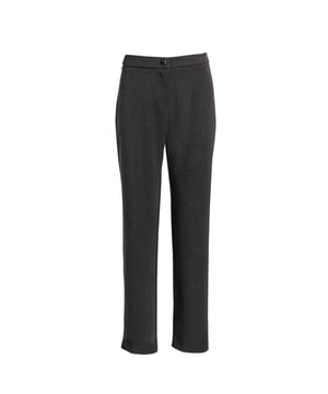 Pantalones rectos casualmente pulidos. Estos pantalones de lana fáciles de llevar están estilizados con un cómodo cierre de cremallera y botón oculto y una silueta suave sin bolsillos. La modelo mostrada mide 178 cm y lleva la talla 36/S.