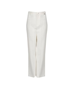 Un diseño sencillo que realza la figura y ofrece un look elegante, perfecto tanto para el día a día como para ocasiones más formales.

Cierre con cremallera y un botón logotipado, lo que les añade un carácter único y garantiza comodidad además de la seguridad de que los pantalones permanecerán en su lugar durante todo el día.

Las piernas ligeramente ajustadas ofrecen un aspecto moderno y hacen que los pantalones se combinen bien con diferentes tipos de calzado, desde elegantes mocasines hasta zapatillas deportivas.

La cintura alta proporciona confort al llevarlos, al mismo tiempo que destaca la cintura y añade armonía a la figura.

En la cadera, un detalle de la marca que resalta sutilmente y añade exclusividad y un carácter único a los pantalones.

Hechos de una tela de alta calidad que asegura durabilidad, comodidad en el uso y un look elegante, haciendo que los pantalones duren mucho tiempo.