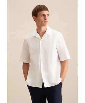 Komplettiert Ihr Outfit und sollte in keiner Garderobe fehlen: Dieses Casual Hemd aus der "SMART CASUAL" Kollektion von Seidensticker überzeugt durch maskuline Ästhetik. Ob Veranstaltungen, Freizeit, Homeoffice oder Büro - es ist ein eleganter Begleiter, der sich einfach kombinieren lässt. Die Webart Twill aus 100% Baumwolle ist besonders hochwertig gewebt, was sie komfortabel zu tragen und mit schräg umlaufender Struktur sehr griffig macht. Als Regular Schnitt liegt das Casual Hemd leger und weniger eng an und bietet so optimalen Tragekomfort. Smarte Modernität mit formellen und legeren Aspekten zeichnet dieses Hemd von Seidensticker aus. Bei diesem Kurzarm-Casual Hemd werden an warmen Tagen Stil und Eleganz besonders hervorgehoben. Besonders unterstrichen wird der smarte Charakter durch einen Reverskragen.