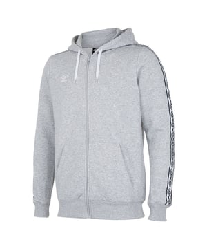 La chaqueta presenta un cierre frontal con cremallera, lo que permite facilitar y desactivar, mientras que las mangas largas proporcionan cobertura y calidez adicionales. El color gris ofrece un aspecto elegante y discreto, por lo que es una adición versátil a su guardarropa.

Hecho a partir de materiales de alta calidad, esta chaqueta de pista asegura una sensación cómoda y acogedora. La tela proporciona calidez y transpirabilidad, lo que permite una comodidad óptima durante los entrenamientos, actividades al aire libre o salidas informales.

La característica destacada de esta chaqueta de pista son los detalles grabados a lo largo de las mangas. Los acentos de cinta agregan un toque de estilo e interés visual, mejorando el diseño general. También muestran la herencia deportiva de la marca Umbro.

Con una capucha, esta chaqueta ofrece protección adicional contra los elementos. El capó se puede ajustar para un ajuste personalizado, proporcionando calor y cobertura adicionales cuando sea necesario. Los puños acanalados y el dobladillo aseguran un ajuste seguro y cómodo, manteniendo la chaqueta en su lugar durante el movimiento.

La chaqueta de pista para hombres con capucha con capucha gris de manga larga de Umbro es una opción versátil para varias ocasiones. Ya sea que se dirige al gimnasio, haciendo mandados o conociendo amigos, esta chaqueta combina comodidad, estilo y funcionalidad. Manténgase a la moda mientras manténgase cálido y de moda con esta elegante chaqueta de pista.