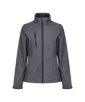 Materialzusammensetzung (%): 100% Polyester. Gewebe: Softshell, gewebt. Design: Unifarben. Atmungsaktiv, wasserabweisend, Wasserfest, windbeständig. Gewebetechnik: Strapazierfähig, Wasserabweisend, XTP. Bündchen: anpassbar. Langärmlig. Reißverschluss. Taschenart: Zwei Taschen unten, 1 Brusttasche, Reißverschluss. Durchgehender Reißverschluss, Reißverschlussschutz.