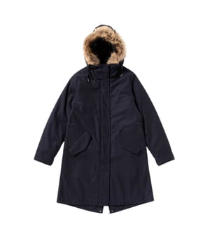 Manténgase abrigado y elegante con la parka con capucha azul marino de Fred Perry. Confeccionada con un diseño de parka clásico, esta chaqueta es perfecta para cualquier aventura al aire libre. Su capucha brinda protección adicional contra los elementos, mientras que el color Navy agrega un toque de sofisticación. No dejes que el clima frío te impida explorar con estilo. Insignia de la marca en el pecho izquierdo, chaqueta con capucha, parka con forro con cremallera, azul marino, Material: 100% poliéster, Forro: 100% poliéster, Relleno: 100% poliéster reciclado, Cierre central con cremallera, 2 bolsillos con cierre de botón. Capucha desmontable, insignia de la marca en el pecho izquierdo, terminaciones elásticas en las mangas, 2 bolsillos