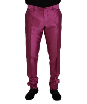 Marca: Dolce & Gabbana.
  Autenticidad: 100%.
  Tipo: Pantalon formal pantalon de vestir.
  Ajuste: Slim Fit.
  Color: Rosa.
  Bolsillos: Dos delanteros y dos traseros.
  Cierre: Bragueta con cremallera.
  Detalles: Detalles del logotipo.
  Origen: Made in Ital.