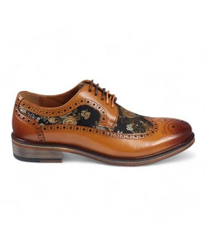 Añade un toque único a tu vestuario formal con los zapatos brogue de cuero con estampado floral para hombre de Ross. Fabricados 100 % con cuero de primera calidad, estos zapatos brogue combinan estilo, durabilidad y comodidad. Con detalles brogue clásicos con patrones decorativos, aportan elegancia y sofisticación a cualquier look. Estampado floral único para una declaración audaz y elegante Cuero de primera calidad para mayor durabilidad y lujo Detalles brogue clásicos para un atractivo atemporal Diseño con cordones para un ajuste ajustable