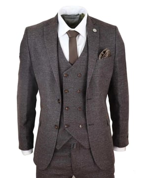 Heren 50% Wol Haringbone Tweed 3-Delig Pak Gepaste Pasvorm Compleet Met Blazer, Vest & Broek. scherp, stijlvol en verfijnd, zie er perfect uit met dit premium 3-delige bruin tweedpak, dat een Gepaste Pasvorm heeft (tussen Slim & Regulier) met een strakkere pasvorm rond de borst en smalle op maat gemaakte broeken. Gemaakt van 50% wol, valt de twee-knopens blazer prachtig en heeft een half canvas constructie die zich meer naar jouw lichaam vormt naarmate je het vaker draagt. Contrasterende klepzakken, knoopmanchetten en een enkele achterkantvent geven het pak een klassieke verfijning. Een bijpassend tweedvest maakt het 3-delige geheel af met een dubbelgeknoopt vestontwerp met contrasterende afwerking en details. Het pak is tegelijkertijd tijdloos en eigentijds, waardoor je de hele dag de beste uitstraling hebt. Combineer het met een bijpassend vest, een wit overhemd en schoenen voor een verzorgde look.