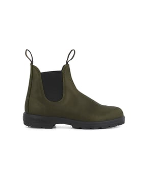 Las botas de cuero Blundstone 2052 son una versión refrescante de las botas Blundstone originales de Australia y tienen un tono verde terroso sutil que le da un toque contemporáneo a un clásico atemporal. Con una parte superior de cuero resistente al agua de color marrón verdoso terroso, las Blundstone 2052 harán que todos se pongan verdes de envidia. Estas botas se adaptan tanto a los sofisticados paisajes urbanos como al interior de Australia. La comodidad se lleva al siguiente nivel con las plantillas extraíbles y la tecnología XRD® en el talón para la absorción de impactos, y el resultado es un par de botas que saldrán ilesas de todo lo que les arrojes. Toda la durabilidad. Más comodidad. Más absorción de impactos. Más lugares para ver con tus botas Blundstone 2052. Parte superior de cuero verde premium resistente al agua de 2,5 mm de espesor Laterales elásticos negros y tiradores icónicas para ponérselos fácilmente Forro de cuero para mayor comodidad La suela de TPU altamente duradera garantiza que la bota pueda soportar golpes Entresuela acolchada para comodidad durante todo el día Sistema Blundstone SPS Max Comfort para una excelente absorción de impactos de hasta el 90% Ligero para comodidad durante todo el día, todos los días