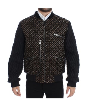 100% authentieke Dolce & Gabbana zwarte pailletten jas met gouden details  
Rechtstreeks van de catwalk  
Volledige ritssluiting  
Vier voorzakken met ritssluiting  
Twee binnenzakken  
Gouden en zwarte pailletten details  
Gequilte gestikte mouwen  
Warme binnenvoering  
Logo-details en logo-gegraveerde metalen details  
Made in Italy  
Materiaal: 35% Geitenleren, 30% Lamswol, 20% Glas, 10% Plastic, 5% Wol  
Voering: 42% Rayon, 42% Acetaat, 16% Geitenleer  
Materiaal: 35% Geitenleren, 30% Lamswol, 20% Glas, 10% Plastic, 5% Wol