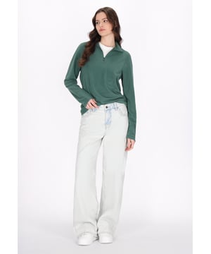 Hier ist ein vielseitiger Langarm-Pullover mit einem hohen Kragen und einem praktischen Reißverschluss für individuelle Halsabdeckung. Der weiche, strukturierte Stoff und der gerade Saum bieten Komfort und Stil. Perfekt für den täglichen Gebrauch oder aktiven Lebensstile, dieses Kleidungsstück besticht durch ein lässiges, aber raffiniertes Design, das sicherlich zu einem Garderobenklassiker wird.  Fleecepullover