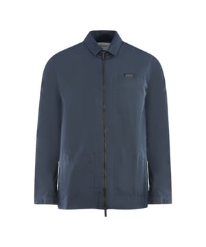 Chaqueta sobrecamisa azul marino antidesgarros de algodón de Lyle & Scott. Enfréntate a los elementos con estilo con la chaqueta Lyle & Scott. Este elegante abrigo está diseñado para lucir genial con casi cualquier conjunto. Haz una declaración con una chaqueta que luce genial y te mantiene protegido de los elementos. Abrigo Lyle & Scott azul marino claro, cuello, 59% poliéster, 41% algodón. Cierre de cremallera, 3 bolsillos grandes. Corte regular, Se ajusta a la talla real, Insignia de la marca en la manga izquierda. Estilo: LW1322V Z271