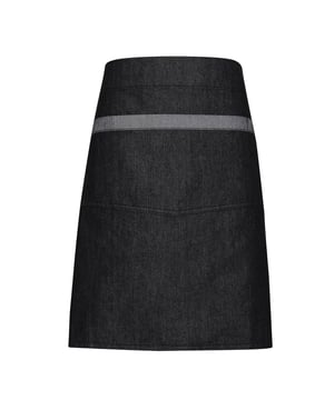 Middenlange spijkerschort met twee grote metalen oogjes die de taillebanden vastzetten. Groot middenvak van 36 cm breed met een gecombineerde pennenzak. Contrasterende afwerking op zak en stropdassen geeft een tweekleurig denim effect. 50cm lang bij 70cm breed. Materialen: 70% katoen, 30% polyester.