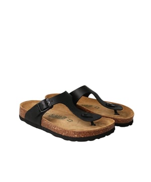 Entdecken Sie die perfekten Damensandalen für den Sommer! Diese eleganten Sandalen kombinieren Stil und Komfort mit einem leichten Design, das ideal für warme Tage ist. Das Spaltlederband sorgt für einen hochwertigen Look und langlebige Qualität, während die Dornschließe eine individuelle Passform ermöglicht. Der Zehentrenner bietet zusätzlichen Halt und einen modernen Touch. Das Korkfußbett passt sich perfekt an die Fußform an und bietet ganztägigen Komfort. Ob am Strand, in der Stadt oder bei einem gemütlichen Spaziergang - diese Sandalen sind der ideale Begleiter. Gönnen Sie sich einen Hauch von Luxus und lassen Sie Ihre Füße atmen. Perfekt zu kombinieren mit Sommerkleidern, Shorts oder Jeans, verleihen diese Sandalen jedem Outfit das gewisse Etwas. Erleben Sie Komfort und Stil in einer Sandale!