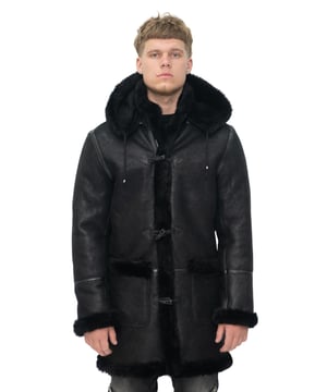 Een opvallend stuk dat uitblinkt in een even luxueuze uitstraling als comfortniveau. Deze duffelcoat is gemaakt van dubbelzijdige schapenvacht van de hoogste kwaliteit, afgewerkt met ultrazacht nappa voor een strakke buitenkant en is gevoerd met dikke schapenvacht die ongeëvenaard is in het bieden van warmte en comfort vanwege het natuurlijke vermogen om lichaamswarmte vast te houden. De voering is ook op verschillende punten van de jas zichtbaar voor een unieke, uitbundige look, inclusief de sluiting met traditionele koordjes en bij de zakken en manchetten. Bij deze jas is ook een brede afneembare capuchon van schapenvacht geïntroduceerd, die met trekkoorden kan worden vastgemaakt om een ​​pasvorm te bieden die het beste bij uw voorkeur en comfort past. • Gemaakt van hoogwaardige dubbelzijdige schapenvacht • Dikke schapenvachtvoering staat bekend om het bieden van warmte en comfort • Deze jas is langer en heeft een afneembare capuchon voor extra warmte • Uitgerust met zowel een YKK-ritssluiting als een knevelsluiting.