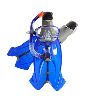 The Snorkel Speedo Glide Mask set, snorkel tube and fins has been manufactured in high quality materials that guarantee the safety of the user. The diving mask has a tempered glass lens that has an excellent viewing angle and maximum safety, while the tube has a universal nozzle and a drain valve for quick and effective cleaning. 
Characteristics: 
- Side adjustment clips 
- Includes goggles, fins and tube