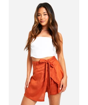 A pair of shorts that resemble a skirt...what more could a girl want? Designed to give you a bit more freedom while still looking cute, this skort is the perfect combination of style and practicality. From floaty skorts for summer days to white skorts perfect for showing off those bronzed pins, just team with chunky trainers and a crop top and your go-to off duty look is sorted. Summer styling has literally never been this easy. From trending cargo skorts to floaty printed options, shop it all on boohoo.Style: SkortsFabric: Linen lookLength: Short
