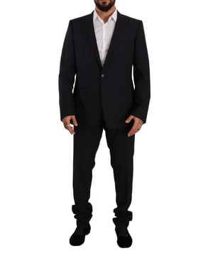 Traje de 2 piezas 100% auténtico de Dolce & Gabbana  
Blazer deconstruido con solapas de muesca y cierre de un botón  
Pantalones con cierre oculto de cremallera y botón  
Bolsillos frontales inclinados, un bolsillo para reloj y dos bolsillos traseros tipo welt con botones  
Pliegues prensados y dobladillos sin terminar  
Modelo: GOLD  
Color: Azul oscuro  
Estilo: Traje de 2 piezas de un solo botón; incluye blazer y pantalones  
Cierre: Cierre de un botón  
Ajuste: Slim Fit  
Dos bolsillos internos  
Una abertura abierta en la parte posterior  
Cierre de cremallera de 3 vías en los pantalones  
Hecho en Italia  
Muy exclusivo y de alta artesanía  
Material: 82% lana virgen, 18% seda  
Cintura: 70% viscosa, 28% cupro, 2% seda