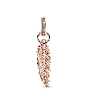 Dieser Pandora Charm in Rose besteht aus dem hochwertigsten allergiefreien, vergoldeten Metall. Der Pandora „Feder“ Charm für Frauen aus vergoldetem Metall - Rose 789550C01 wird in einer schönen Geschenkbox geliefert und verfügt über eine zwei Jahre Garantie - das perfekte Geschenk, um sich selbst oder einen geliebten Menschen zu verwöhnen.