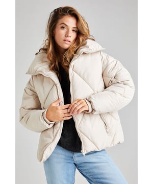 Our Crop Diamond Puffer Jacket is the perfect winter staple. This padded jacket with diamond detailing is a classic! Featuring an oversized collar and zip pockets.