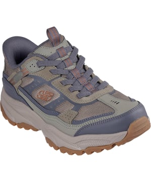 Een sportieve klassieke look krijgt een upgrade in duurzaam comfort met de Skechers Vigor AT. Deze slip-on heeft een suède bovenwerk met een Skechers Air-Cooled Memory Foam comfort binnenzool.