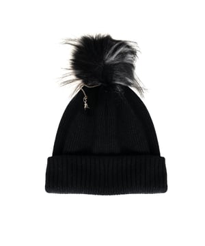 Gorro de lana con pompón  
Adornado con una cadenita y un colgante de la marca  
Fabricado en Italia  
Hecho de tejido de alta calidad con adición de cachemira