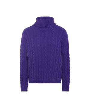 Umarmen Sie den zeitlosen Stil mit diesem gestrickten Pullover. Das Rollkragen-Design und das Zopfmuster strahlen Eleganz aus, während der gerippte Saum, das Bündchen und der Kragen eine bequeme Passform bieten. Ideal für kühlere Tage bietet dieser Pullover Wärme in einer weichen Textur. Vielseitig für jede legere oder halblegere Gelegenheit, seine klassische Unisex-Anziehungskraft garantiert mühelose Eleganz.  Pullover Sweater