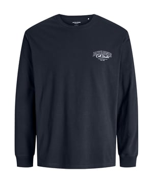 Das Jack & Jones Junior Langarmshirt für Jungs ist die perfekte Wahl für stylischen Komfort. Mit seinem klassischen Rundhalsausschnitt und einem lässigen Schnitt bietet es ein angenehmes Tragegefühl den ganzen Tag über.  Gefertigt aus hochwertigen Materialien, überzeugt es durch seine weiche Haptik und Langlebigkeit – ideal für aktive Jungs. Der dezente Label-Print auf Brusthöhe setzt ein cooles Statement und verleiht dem Shirt das gewisse Etwas.  Dieses Langarmshirt ist nicht nur bequem, sondern auch vielseitig kombinierbar – perfekt für Schule, Freizeit und Abenteuer. Ein unverzichtbares Basic, das Stil und Komfort auf den Punkt bringt.
