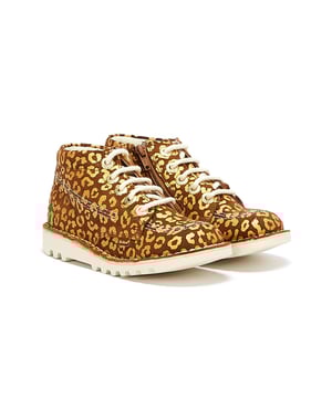 The iconic Kickers silhouette has gone wild with an all-over colourful leopard print and metallic hardware. Keeps active feet secure and comfortable with a cushioned footbed, soft fabric lining, durable rubber sole and anti-odour technology.