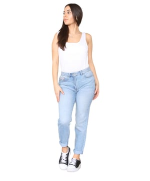 Neue, stilvolle und schmeichelhafte Mom-Jeans mit schmal zulaufendem, geradem Bein von M&Co. Innenbeinlänge: 27 Zoll / 69 cm. Verfügt über eine süße rosa Blumenstickerei auf der Münztasche und auf der einzelnen Gesäßtasche. Hellblaue Jeans mit Waschung, 2 funktionellen Vordertaschen, einer Münztasche und 2 Gesäßtaschen, Gürtelschlaufen und Knopfverschlüssen. Sie eignen sich perfekt zum Stylen mit einem Body und High Heels oder als schickes Outfit mit Ihrem Lieblings-Hoodie.