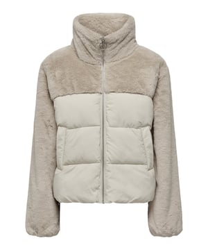 Diese kurze Steppjacke für Damen vereint Stil und Funktion auf elegante Weise. Der Reißverschluss und der hochgeschlossene Kragen bieten optimalen Schutz vor Kälte, während seitliche Eingrifftaschen deine Hände warmhalten. Ein besonderes Highlight ist der raffinierte Materialmix, der mit Fellimitat im Schulter- und Ärmelbereich stilvolle Akzente setzt. Der Gummizug an den Handgelenken sorgt für einen perfekten Sitz und verhindert das Eindringen von kalter Luft. Mittels Kordelzug am Saum lässt sich die Weite individuell anpassen, um vor Kälte zu schützen. Dank der warmen Fütterung bist du bestens vor niedrigen Temperaturen geschützt. Der Tragekomfort bleibt dabei stets auf höchstem Niveau, ideal für kalte Tage mit einem Hauch von Luxus.