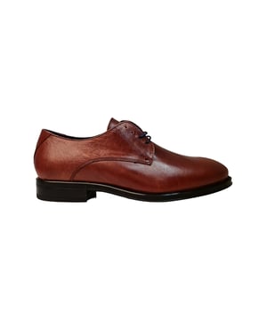 Zapato de vestir con cierre de cordones y lengüeta, con tacón. Cuenta con una comoda suela y una planta antideslizante