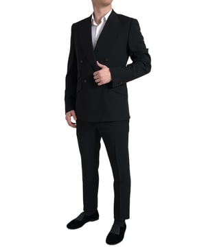 Traje SICILIA de Dolce & Gabbana 100% auténtico  
Color negro  
Estilo de dos piezas con botones dobles  
Incluye blazer y pantalones  
Cierre de un botón  
Diseño ajustado  
Dos bolsillos interiores  
Una abertura en la parte posterior  
Cierre de cremallera de 3 vías en los pantalones  
Hecho en Italia  
Material de 100% lana virgen  
Forro hecho de 97% seda y 3% elastano  
Exclusividad y alta artesanía  
Material: 100% lana virgen