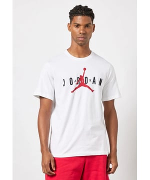 Nike Air Jordon Herren-T-Shirt in Weiß. Hergestellt aus weicher Baumwolle und Nike-Grafiken. Dieses T-Shirt bietet Ihnen den ganzen Tag Komfort. Rundhalsausschnitt, kurze Ärmel. Verwenden Sie weiche Baumwolle für einen Fell, der sich ideal als Schicht oder einzeln eignet.