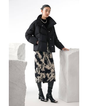 Experience ultimate warmth with our luxurious 700+ fill goose down, offering ultra-light insulation of exceptional quality. With 90% premium pure goose down and flawless distribution to prevent leakage, you’ll enjoy long-lasting, optimal insulation.

CHINESE JACQUARD FABRIC: A special design that blends the traditional with the modern.

LAPEL COLLAR: Our wider design creates a sophisticated look.

MOUNTAIN COLOUR: The uplifting palette of the mountains in a patchwork effect.

LUXURIOUS 700+ FILL GOOSE DOWN: Ultra-light insulation of exceptional quality.