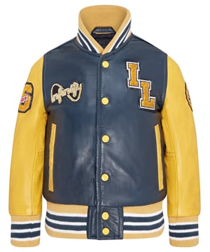 Maak kennis met het unisex leren honkbaljack voor kinderen, een perfecte mix van klassieke varsitystijl en modern vakmanschap. Dit Letterman-bomberjack heeft contrasterende mouwen en een gestreepte gebreide geribde kraag, tailleband en manchetten voor een tijdloze atletische look. De drukknoopsluiting aan de voorkant en geborduurde merklogopatches op de borst en mouwen voegen een vleugje authenticiteit en flair toe. Ontworpen met het oog op functionaliteit, heeft hij twee steekzakken in de taille en twee paspelzakken aan de binnenkant voor je essentiële spullen. De inzetstukken aan de achterkant van de jas zorgen voor een getailleerde pasvorm en superieur comfort. Contrasterende mouwen voor een stijlvolle look Gestreepte gebreide geribde kraag, tailleband en manchetten voor een klassieke afwerking Drukknopen aan de voorkant voor gemakkelijk dragen Geborduurde merklogopatches op de borst en mouwen voor extra detail Twee steekzakken in de taille.