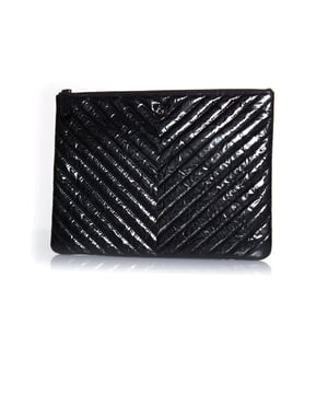 VINTAGE, RRP AS NEW
Chanel, crinkled patent leather chevron zip O case. The item is in excellent condition on the exterior and interior and comes with authenticity card and dustbag.
 • CONDITION: very good condition

• MEASUREMENTS: height 21 cm, width 27 cm, depth 1.5 cm

• MATERIAL: patent leather 

• CARE: specialist treatment 

• COLOR: black