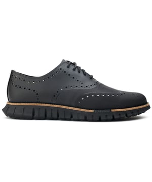 Zapatos Cole Haan Zerogrand Remastered para hombre en color negro, fabricados con piel y suela de goma. Presentan: suela flowerfoam, detalle brogue, marca Cole Haan y goma con diseño de diente de león.