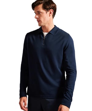Het Karpol lange mouwen poloshirt voor heren van Ted Baker in marineblauw biedt een verfijnde twist aan een klassiek kledingstuk. Gemaakt van een zachte modalblend stof, biedt deze polo uitzonderlijk comfort en een luxueus gevoel op de huid. Het heeft een klassieke kraag en een ritssluiting, wat een moderne draai geeft aan het tijdloze ontwerp. De lange mouwen maken het een veelzijdig stuk, geschikt voor zowel casual als smart-casual looks, en zorgt voor stijl en comfort bij elke gelegenheid.