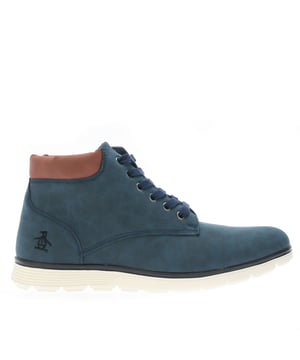 Heren Original Penguin Norway Chukka Boots in navy.- Synthetisch nubuck-textiel mix bovenwerk.- Vetersluiting.- Stiksel detail en een gewatteerde textiel hielkraag.- Penguin Original branding.- Contrasterende witte flexibele dempende zool.- Textiel en synthetische voering.- Rubberen zool. - Ref: PEN0628N