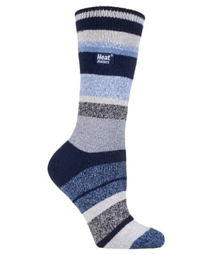 Die neue Heat Holders Lite Socke ist endlich da! Die Schöpfer der Heat Holders haben auf den Wunsch der Kunden gehört, eine Thermosocke zu kreieren, die nicht so klobig ist. Jetzt passen die Heat Holders in einen normalen Schuh oder Turnschuh. Aber eine solide Tog-Einstufung von 1,6 bedeutet, dass Ihre Füße immer noch extrem warm sein können! Mit den vielen fabelhaften Mergel-Twist-Modellen, aus denen Sie wählen können, werden Ihre Füße elegant und warm zugleich sein - wer möchte das nicht? Im Folgenden finden Sie einige Fakten über diese Socken und die Marke Heat Holders im Allgemeinen. Heat Holders Yarn - Unser speziell entwickeltes Thermogarn bietet eine leistungsstarke Isolierung gegen Kälte und eine hervorragende Feuchtigkeitsableitung. Heat Holders Loops - Die innovative Stricktechnologie sorgt für einen einzigartigen, extra langen, geschlungenen Polsterflor, der mehr warme Luft einschließt und den TOG-Wert erhöht. Heat Holders Brushing - Unser fachmännisches Bürstverfahren maximiert die Menge an warmer Luft, die in jeder Socke gehalten wird, und sorgt so für absolute Wärme und ganztägigen Komfort. Heat Holders Lite Tog-Einstufung - Diese Socken wurden wissenschaftlich getestet und sind mit einer Tog-Einstufung von 1,6 5x wärmer als eine einfache Baumwollsocke. Heat Holders Lite - Diese neue Version der Heat Holders löst das Problem des "zu dicken" Elements der ursprünglichen Heat Holders. Diese Thermo-Wintersocken sind dünn genug, um in Ihre Alltagsschuhe zu passen, aber dick genug, damit die Wärmeisolierungstechniken der Heat Holders noch funktionieren. Wenn Sie Probleme haben, Ihre dicken Original Heat Holders in Ihre Stiefel oder Schuhe zu bekommen, dann ist hier Ihre Antwort!