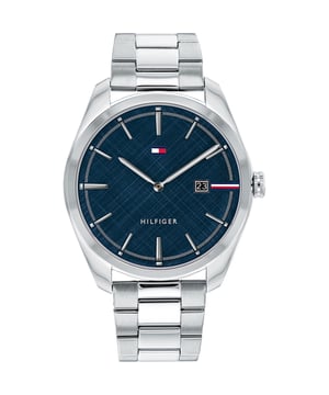 Este reloj analógico Tommy Hilfiger Theo para hombres es la pieza perfecta para llevar o regalar. Su caja redonda de 42 mm en plata, combinada con la cómoda correa de acero inoxidable plateado, garantiza que disfrutarás de esta impresionante pieza sin ningún compromiso. Funciona con un movimiento de cuarzo de alta calidad y es resistente al agua hasta 5 bares, por lo que tu reloj seguirá funcionando sin parar. Este reloj es adecuado para cada ocasión, ya sea en el trabajo, en tu tiempo libre o en un banquete, entre otros. El reloj tiene una función de calendario: Fecha. Correa de acero inoxidable plateado de alta calidad con una longitud de 21 cm y un ancho de 20 mm, con cierre desplegable con botón de presión. Diámetro de la caja: 42 mm, grosor de la caja: 9 mm, color de la caja: plata y color de la esfera: azul.