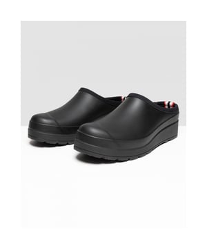 De Hunter Original Play Mules zijn perfect voor in de tuin of gewoon als een paar loafers om je dagelijkse klusjes in stijl te doen. deze zwarte waterdichte klompen zijn een strak alternatief voor je dagelijkse instapper. Neopreen voering zorgt ervoor dat je voeten knus en warm aanvoelen en de sleehak en branding voegen een chique uitstraling toe.