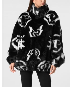 Oversize-Bomber aus veganem Fell mit dem neuen, durchgehend bedruckten Monogramm. Verschluss mit Reißverschluss. Zwei Leistentaschen. Elastische Manschetten und Saum. Diamantgestepptes Seidenfutter.